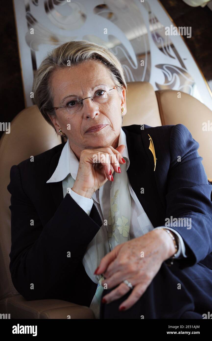 La ministre française de l'intérieur, Michele Alliot-Marie, à bord de l'avion Algérie, le 6 mai 2008. La ministre française de l'intérieur, Michele Alliot-Marie, et la ministre algérienne de l'intérieur, Yazid Zerhouni, se rendent à Tlemcen. Photo par Elodie Gregoire/ABACAPRESS.COM Banque D'Images