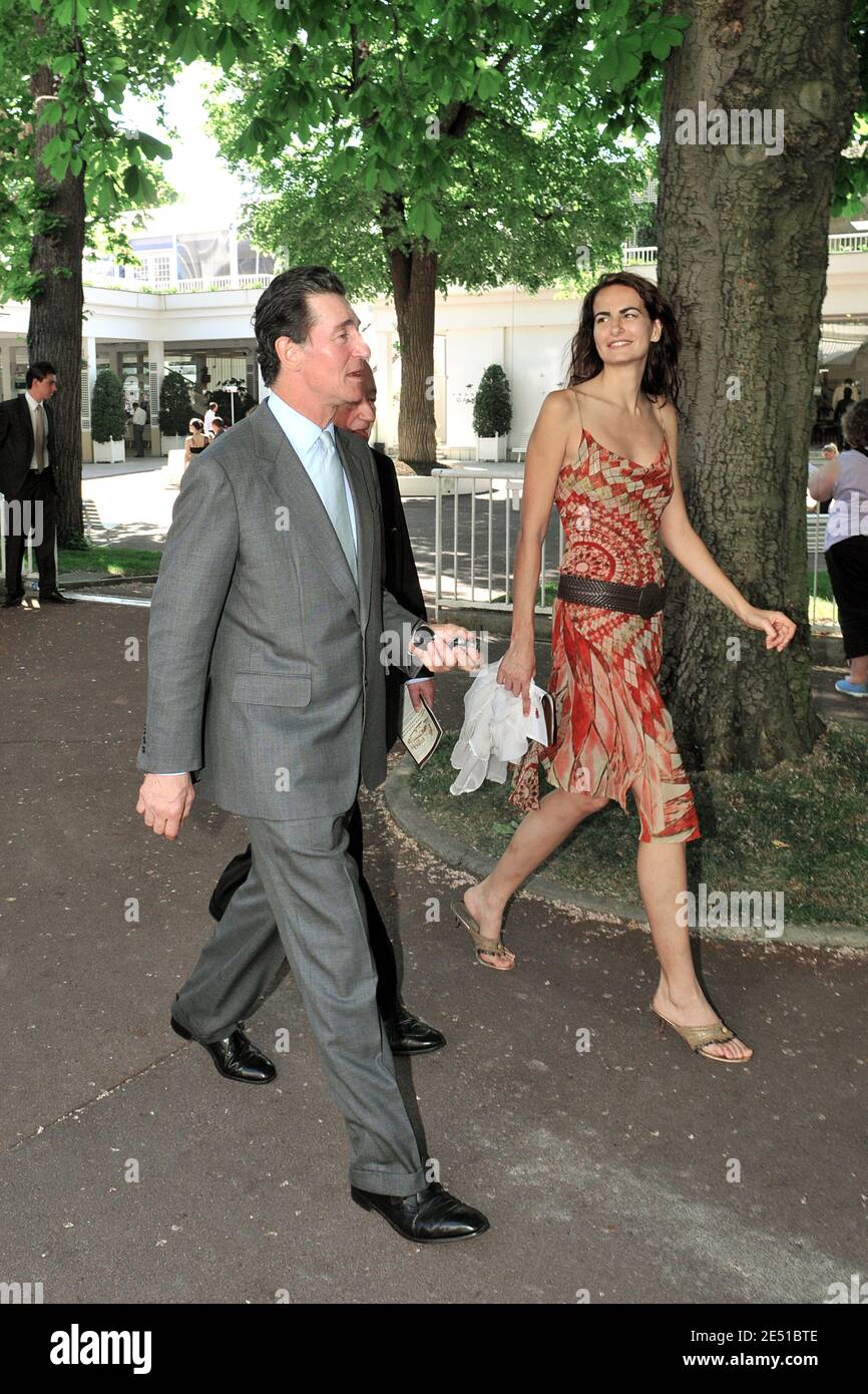 Irene Salvador, ancienne chanteuse du groupe « modèles », accompagnée d'Edouard de Rothschild, président de France Galop, assiste à la course des cols, connue sous le nom de « poule d'essai des Poulains » à l'hippodrome de Longchamp à Paris, en France, le 11 mai 2008. Photo par Ammar Abd Rabbo/ABACAPRESS.COM Banque D'Images