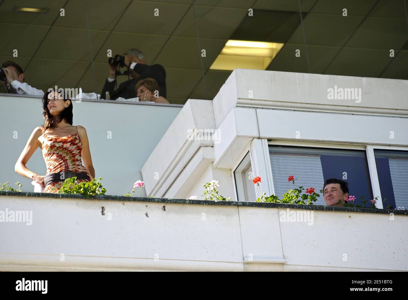 Irene Salvador, ancienne chanteuse du groupe « modèles », accompagnée d'Edouard de Rothschild, président de France Galop, assiste à la course des cols, connue sous le nom de « poule d'essai des Poulains » à l'hippodrome de Longchamp à Paris, en France, le 11 mai 2008. Photo par Ammar Abd Rabbo/ABACAPRESS.COM Banque D'Images