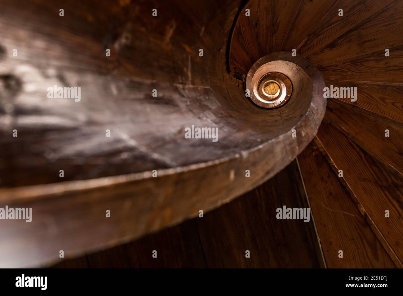Gros plan sur l'escalier d'une ancienne spirale en bois escalier Banque D'Images
