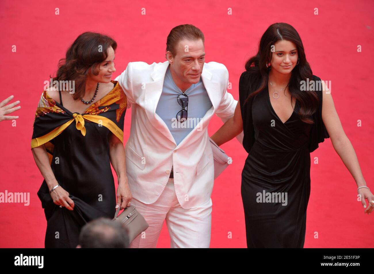 L'acteur Jean-Claude Van Damme avec sa femme Gladys Portugues et sa fille  marchant sur le tapis rouge du Palais des Festivals à Cannes, France, le 16  mai 2008, pour la projection d'un