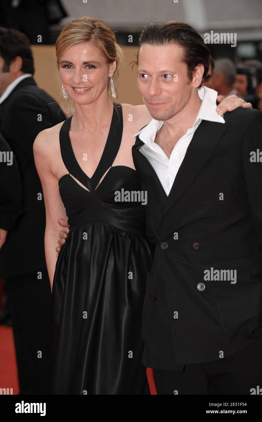 Acteurs Anne Consigny et Mathieu Amalric marchant sur le tapis rouge du Palais des Festivals à Cannes, France le 16 mai 2008, pour la projection de l'un Conte de Noel d'Arnaud Desplechin présenté en compétition au 61e Festival de Cannes photo par Hahn-Nebinger-Orban/ABACAPRESS.COM Banque D'Images