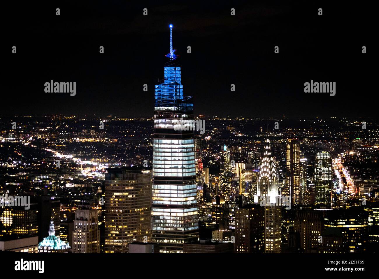 Vue panoramique sur les gratte-ciel du centre-ville de Manhattan illuminés de bleu la nuit par le haut Banque D'Images