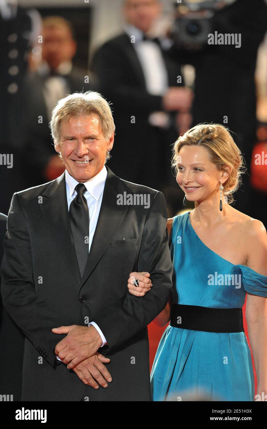 Harrison Ford et partenaire Calista Flockhart quittent le Palais des Festivals à Cannes, France, le 18 mai 2008, après la projection de l'Indiana Jones de Steven Spielberg et du Royaume du Crystal Skull présentés hors compétition au 61ème Festival du film de Cannes. Photo de Hahn-Nebinger-Orban/ABACAPRESS.COM Banque D'Images