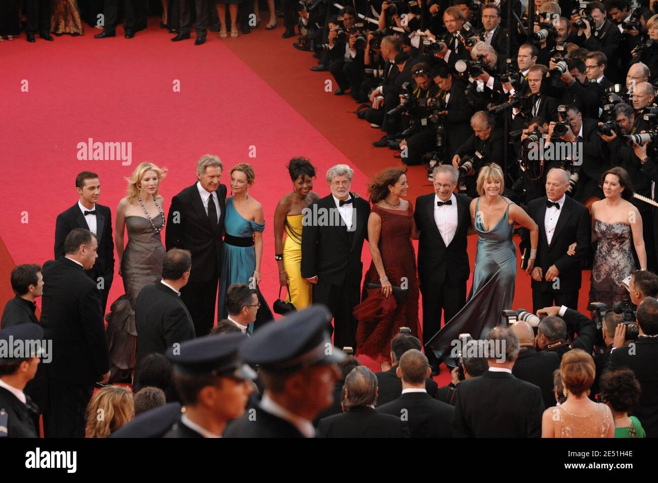 Steven Spielberg, George Lucas, Calista Flockhart, Harrison Ford, Melody Hoffman, Kate Capshaw, Karen Allen, Cate Blanchett et Shia LaBeouf arrivant au Palais des Festivals de Cannes, France, le 18 mai 2008, Pour la projection de l'Indiana Jones de Steven Spielberg et du Royaume du crâne de cristal, présenté hors compétition au 61ème Festival de Cannes. Photo de Hahn-Nebinger-Orban/ABACAPRESS.COM Banque D'Images