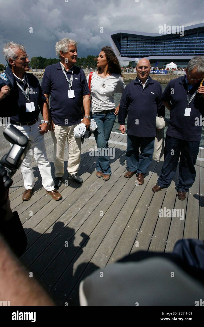 Marie Tabarly, fille de la légende française de la voile, le regretté Eric Tabarly pose avec d'anciens coéquipiers de son père devant la « ville de la voile - Eric Tabarly » lors de son ouverture pour marquer le 10e anniversaire de sa mort à Lorient, dans l'ouest de la France, le 17 mai 2008. Photo de Thomas Bregardis/Cameleon/ABACAPRESS.COM Banque D'Images