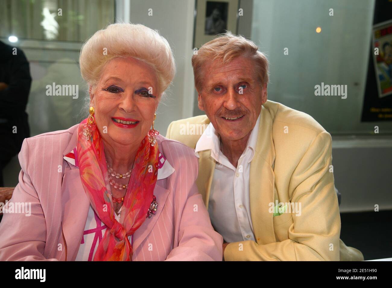 Jacqueline Monsigny et Edward Meeks assistent à la première édition du salon du livre des célébrités à l'espace Pierre Cardin à Paris, France, le 17 mai 2008. Photo de Mousse/ABACAPRESS.COM Banque D'Images