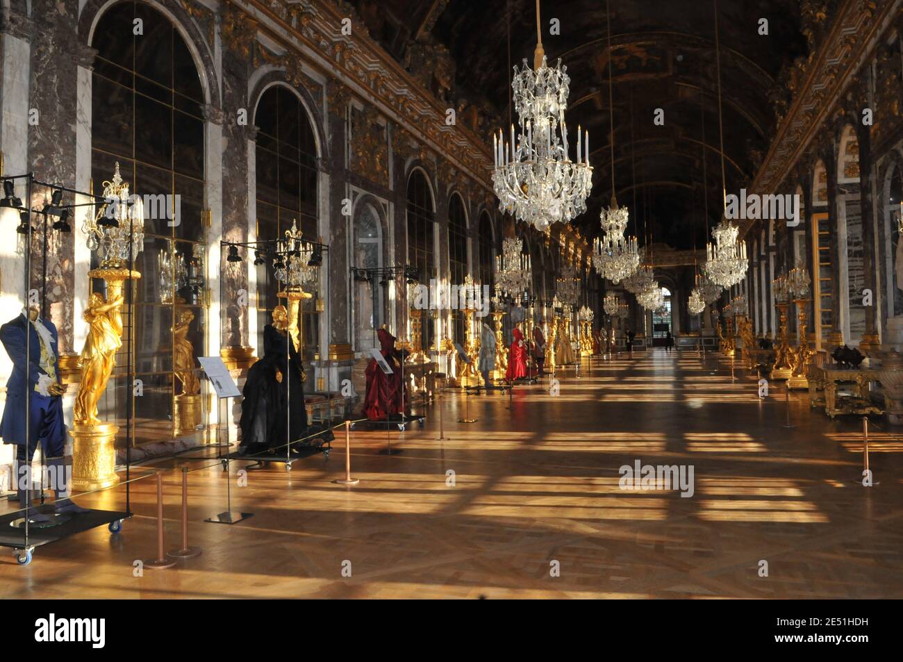 Les costumes sont exposés dans la célèbre 'Galerie des glaces' (ou Galerie des glaces) lors de l'ouverture de l'exposition 'UN siècle de cinéma à Versailles' pour la nuit des Musées 2008 au Château de Versailles près de Paris, France, le 17 mai 2008. Photo par Ammar Abd Rabbo/ABACAPRESS.COM Banque D'Images