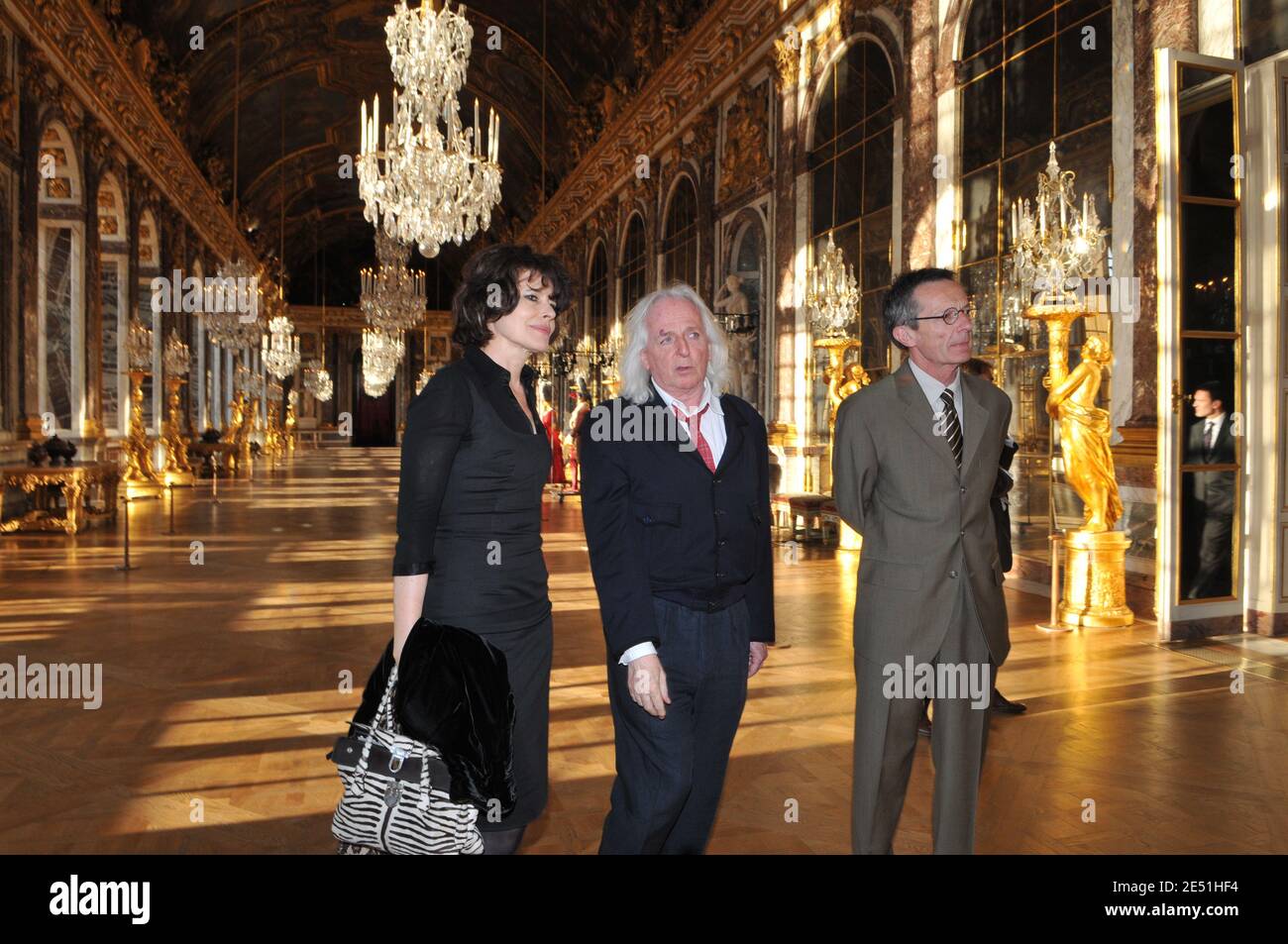 Directeur français Patrice Leconte, Le couturière Christian Gasc et l'actrice Fanny Ardant visitent la célèbre 'Galerie des Glaces' ou 'Galerie des miroirs' lors de l'ouverture de l'exposition 'UN siècle de cinéma à Versailles' pour la nuit des Musées 2008 et se rassemblent pour célébrer le dixième anniversaire du tournage du film 'ridicule' à Versailles Palais près de Paris, France, le 17 mai 2008. Photo par Ammar Abd Rabbo/ABACAPRESS.COM Banque D'Images