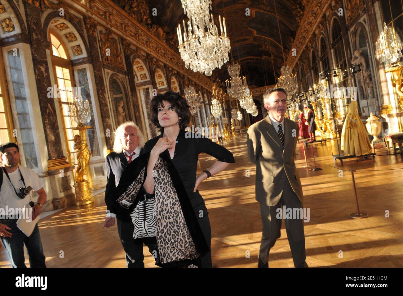 Le réalisateur français Patrice Leconte et l'actrice Fanny Ardant visitent la célèbre 'Galerie des Glaces' ou 'Galerie des miroirs' lors de l'ouverture de l'exposition 'UN siècle de cinéma à Versailles' pour la nuit des Musées 2008 et se rassemblent pour célébrer le dixième anniversaire du tournage du film 'ridicule' à Versailles Palais près de Paris, France, le 17 mai 2008. Photo par Ammar Abd Rabbo/ABACAPRESS.COM Banque D'Images