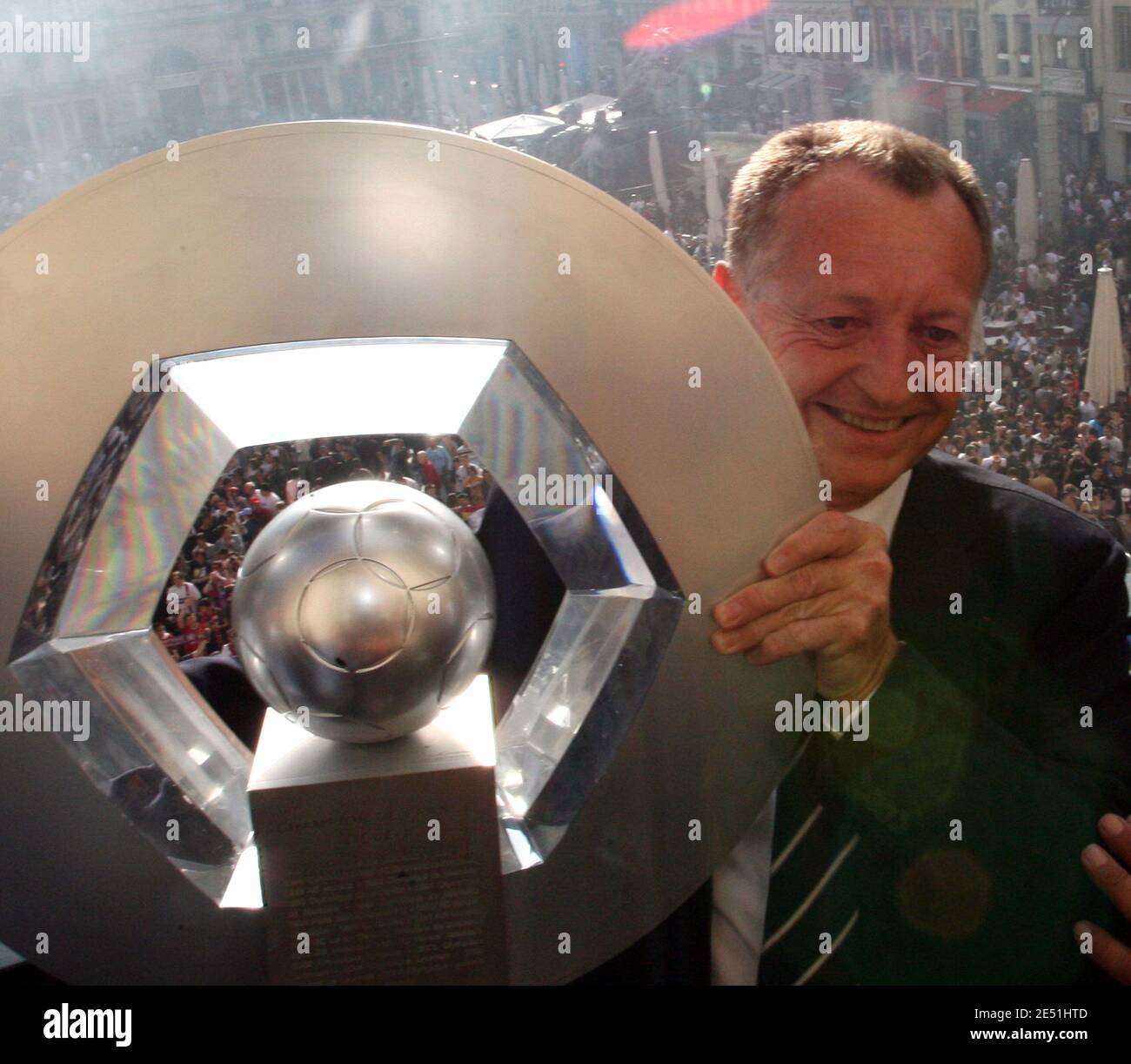 Le président de Lyon, Jean Michel Aulas, détient le trophée sur le balcon de l'hôtel de ville devant les supporters de l'équipe qui célèbrent la place Terreaux à Lyon, en France, le 18 mai 2008. Lyon a terminé son septième championnat droit français avec une victoire 3-1 à Auxerre. Photo de Vincent Dargent/Cameleon/ABACAPRESS.COM Banque D'Images