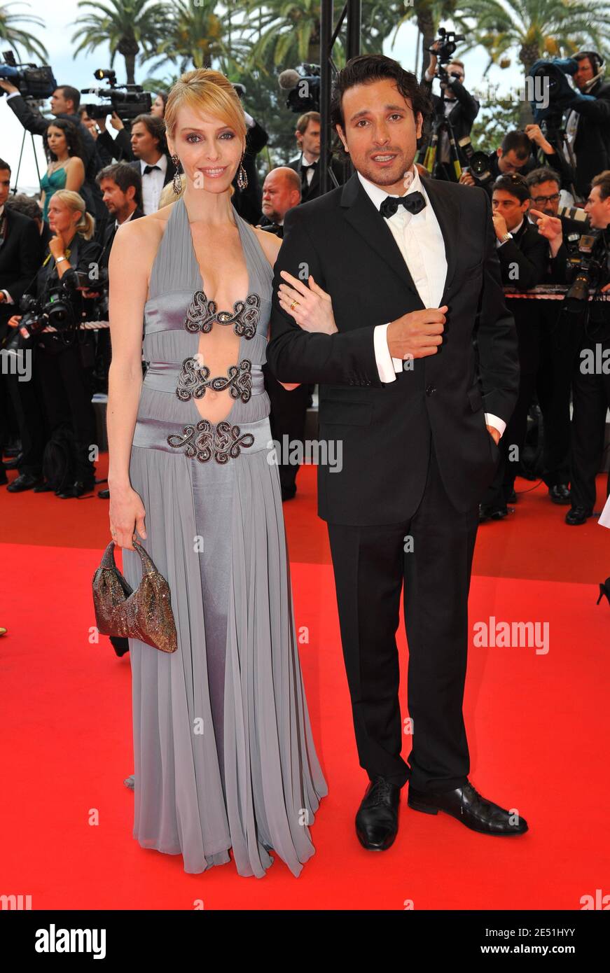 L'actrice AMÉRICAINE Tonya Kinzinger et Bruno Salomone arrivent au Palais  des Festivals de Cannes, dans le sud de la France, le 19 mai 2008, pour la  projection de Jean-Pierre et Luc Dardenne,