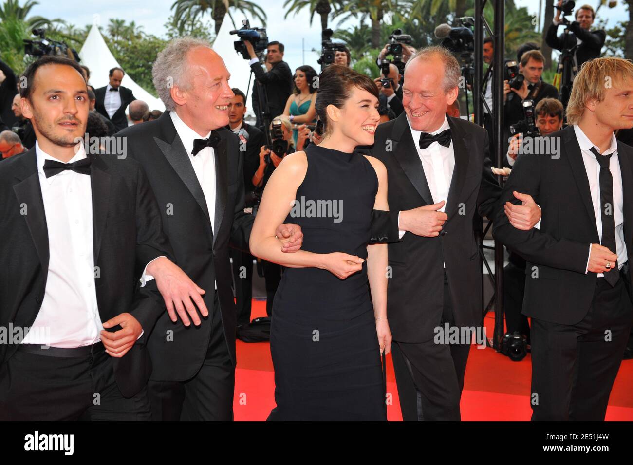 De gauche à droite : l'acteur belge Fabrizio Rongione, le réalisateur Jean-Pierre Dardenne, l'actrice Kosovo Arta Dobroshi, le réalisateur belge Luc Dardenne et l'acteur Jeremie Renier arrivant au Palais des Festivals à Cannes, dans le sud de la France, le 19 mai 2008, Pour la projection du Silence de Lorna de Jean-Pierre et Luc Dardenne présenté en compétition au 61ème Festival de Cannes. Photo de Hahn-Nebinger-Orban/ABACAPRESS.COM Banque D'Images