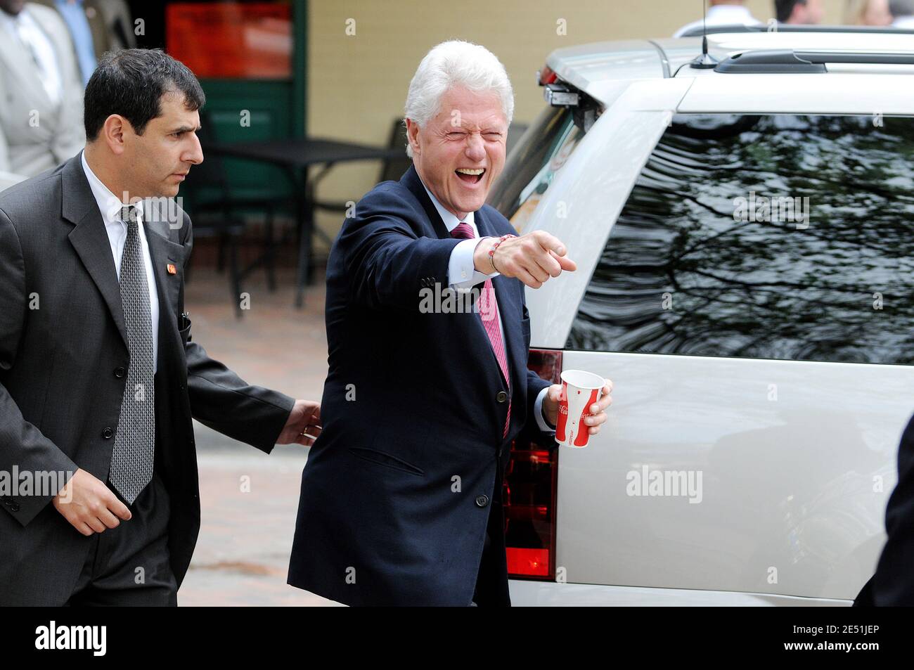 L'ancien président américain Bill Clinton assiste à un événement de campagne en plein air pour sa femme, candidate démocrate à la présidence la sénatrice de New York Hillary Clinton à Pittsburgh, PA, Etats-Unis le 21 avril 2008. Photo par Olivier Douliery/ABACAPRESS.COM Banque D'Images