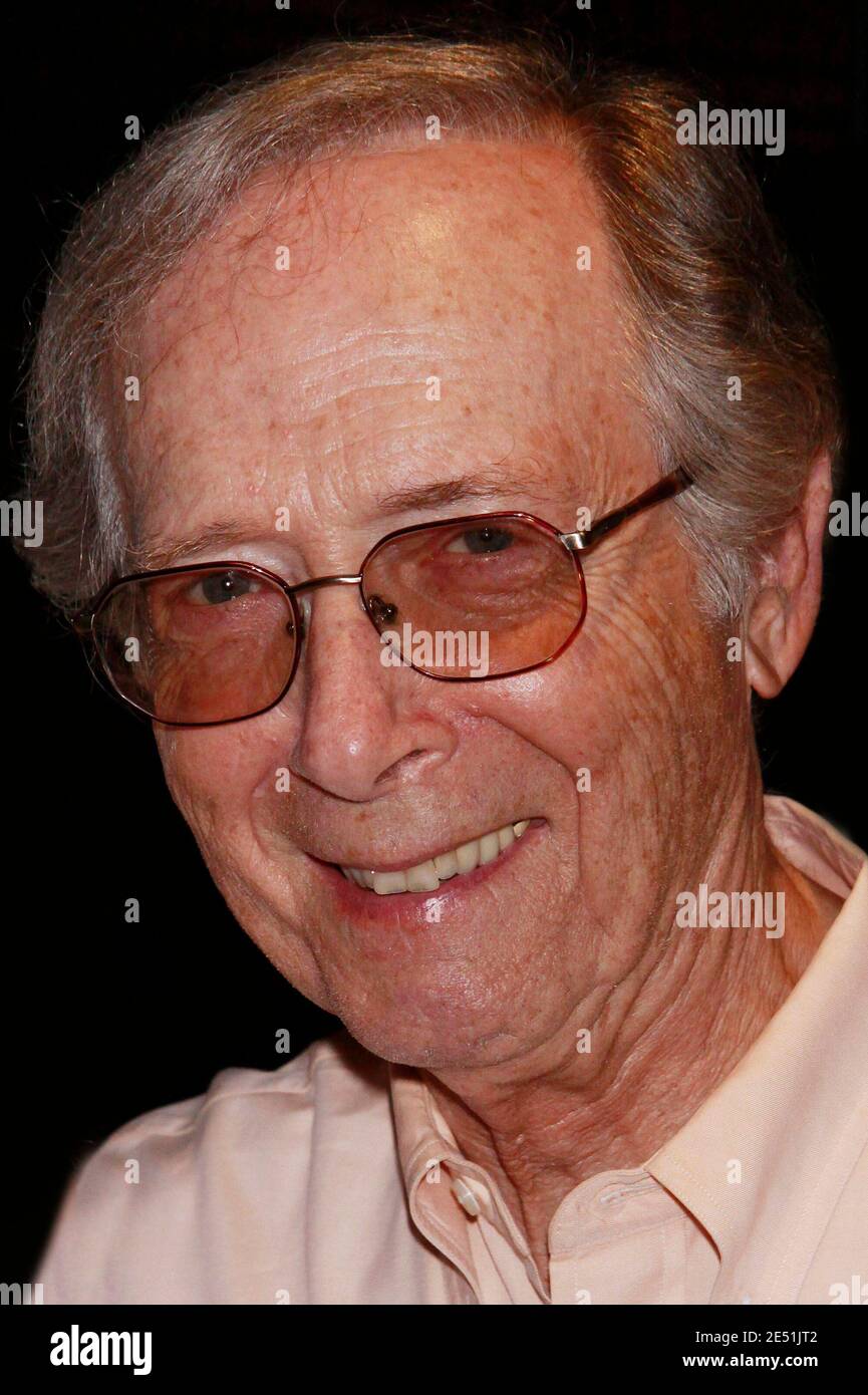 NEW YORK, NY- 21 JUILLET : Bernie Kopell arrive pour la soirée d'ouverture des chutes Viagara qui s'est tenue au West Bank café, le 21 juillet 2010, à New York. Crédit : Joseph Marzullo/MediaPunch Banque D'Images