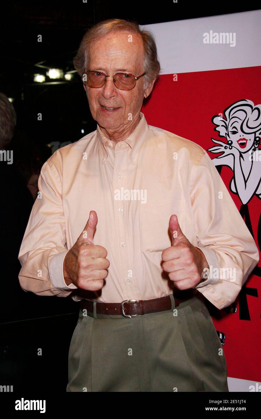 NEW YORK, NY- 21 JUILLET : Bernie Kopell arrive pour la soirée d'ouverture des chutes Viagara qui s'est tenue au West Bank café, le 21 juillet 2010, à New York. Crédit : Joseph Marzullo/MediaPunch Banque D'Images