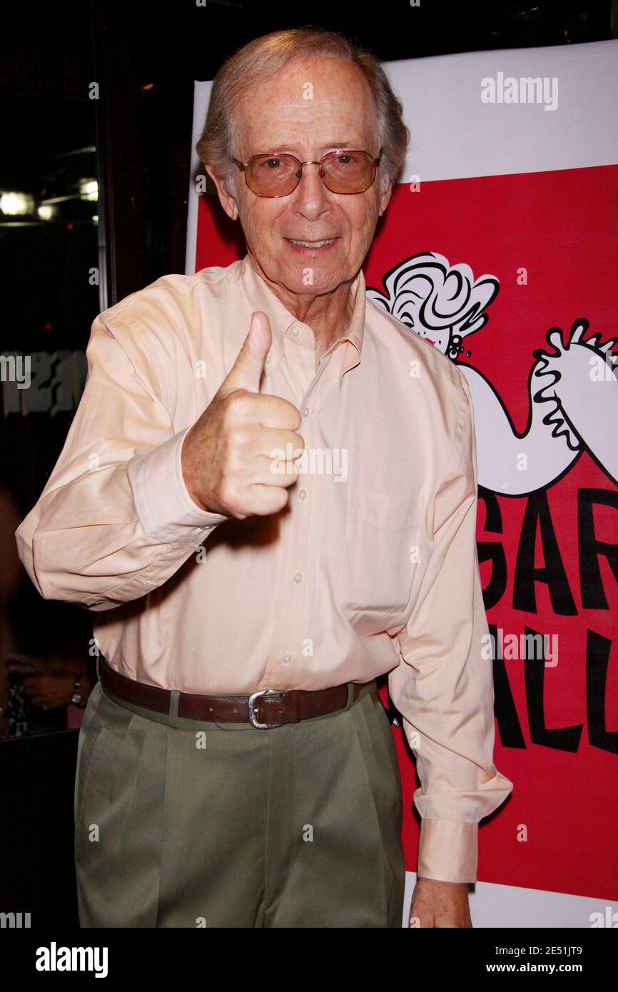 NEW YORK, NY- 21 JUILLET : Bernie Kopell arrive pour la soirée d'ouverture des chutes Viagara qui s'est tenue au West Bank café, le 21 juillet 2010, à New York. Crédit : Joseph Marzullo/MediaPunch Banque D'Images