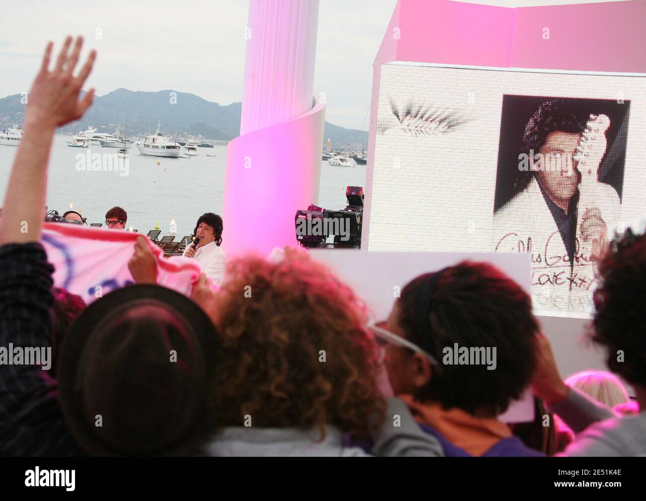 Alain Chabat jouant le rôle de 'Gilles Gabriel' lors de la diffusion de l'émission de télévision 'le Grand Journal' sur la chaîne Canal plus sur la plage Martinez lors du 61e Festival de Cannes, France, le 19 mai 2008. Photo de Denis Guignebourg/ABACAPRESS.COM Banque D'Images