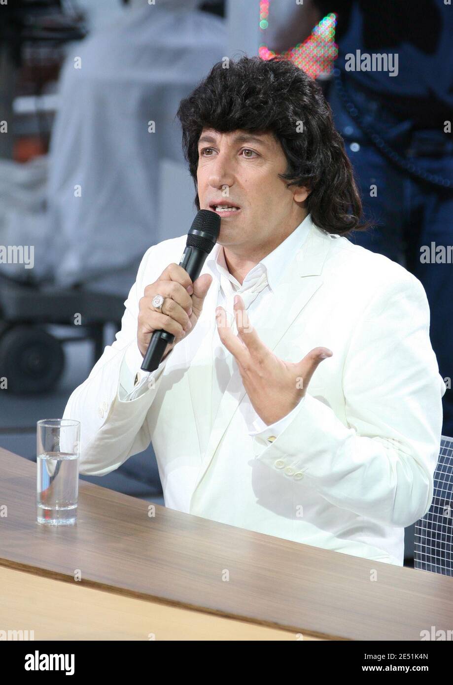 Alain Chabat jouant le rôle de 'Gilles Gabriel' lors de la diffusion de l'émission de télévision 'le Grand Journal' sur la chaîne Canal plus sur la plage Martinez lors du 61e Festival de Cannes, France, le 19 mai 2008. Photo de Denis Guignebourg/ABACAPRESS.COM Banque D'Images