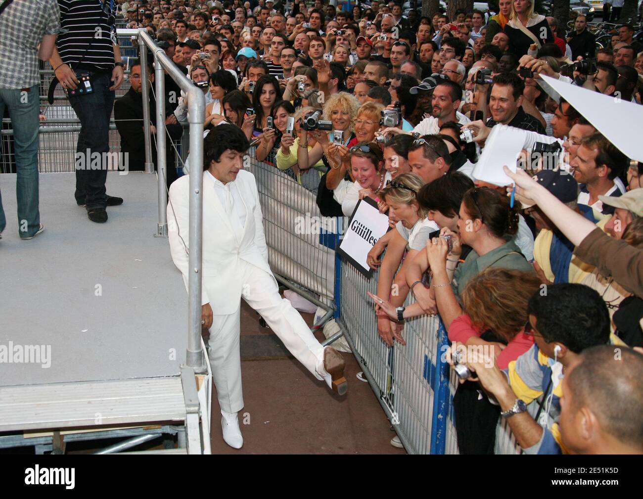 Alain Chabat jouant le rôle de 'Gilles Gabriel' lors de la diffusion de l'émission de télévision 'le Grand Journal' sur la chaîne Canal plus sur la plage Martinez lors du 61e Festival de Cannes, France, le 19 mai 2008. Photo de Denis Guignebourg/ABACAPRESS.COM Banque D'Images