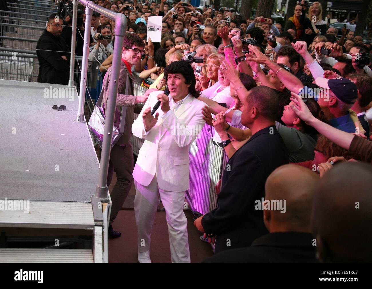 Alain Chabat jouant le rôle de 'Gilles Gabriel' lors de la diffusion de l'émission de télévision 'le Grand Journal' sur la chaîne Canal plus sur la plage Martinez lors du 61e Festival de Cannes, France, le 19 mai 2008. Photo de Denis Guignebourg/ABACAPRESS.COM Banque D'Images