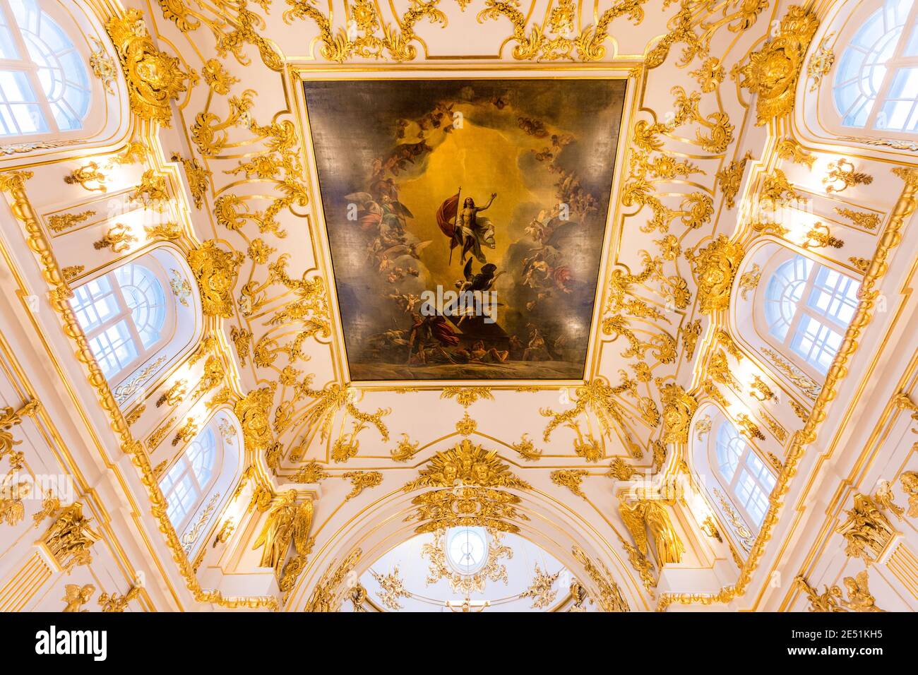 Vue grand angle du plafond d'un grand blanc hall orné de plâtre plaqué or et d'une grande peinture au milieu Banque D'Images