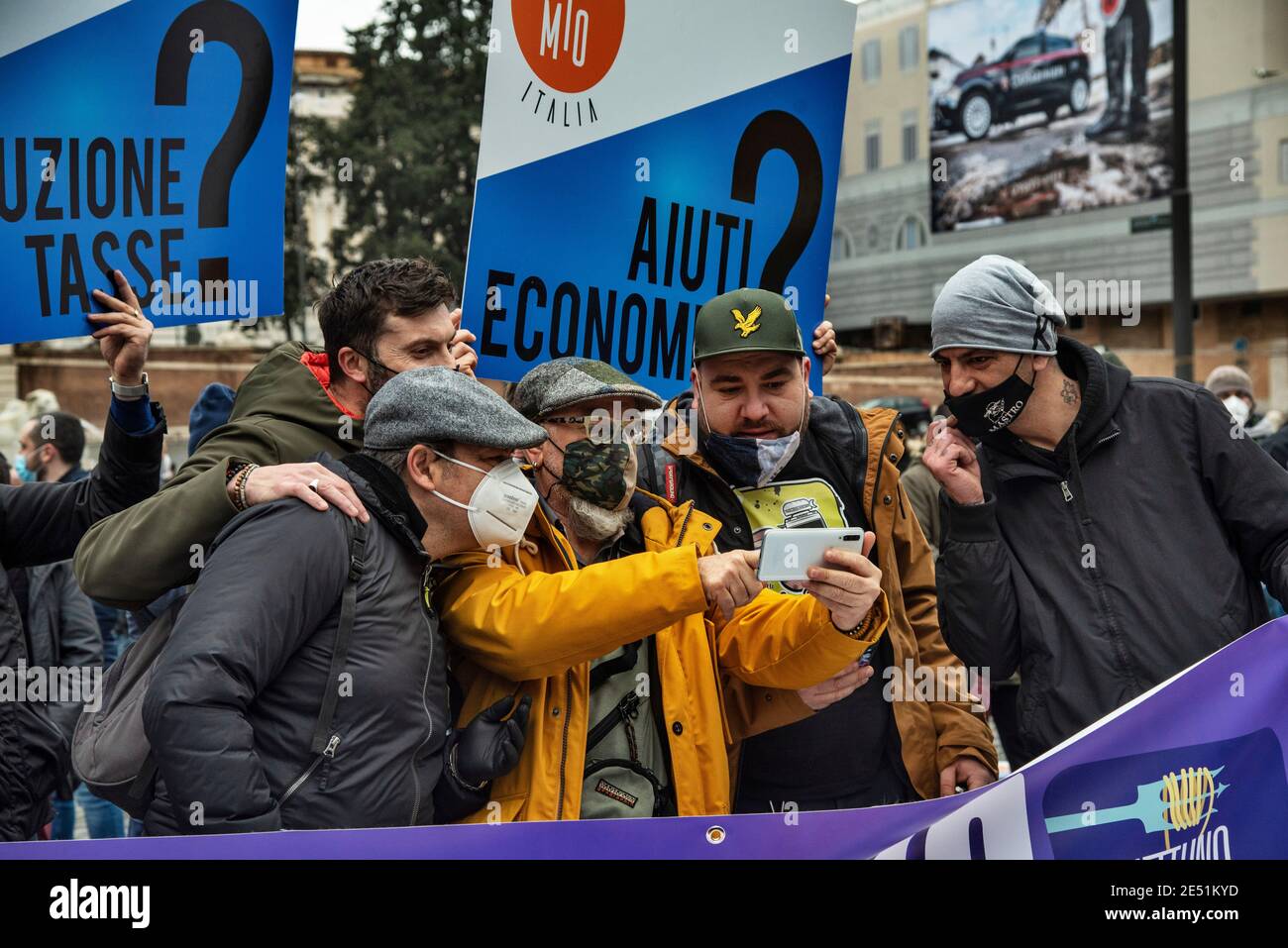 MIO Italia a organisé sa manifestation nationale sur la Piazza del Popolo pour mettre en lumière la situation dramatique de l'industrie hôtelière en Italie lors de la dite « deuxième vague » de la pandémie Covid-19/coronavirus, pour appeler le gouvernement à agir pour des investissements immédiats, des aides (Ristori) et des politiques visant à sauver leur industrie. Crédit : LSF photo/Alamy Live News Banque D'Images