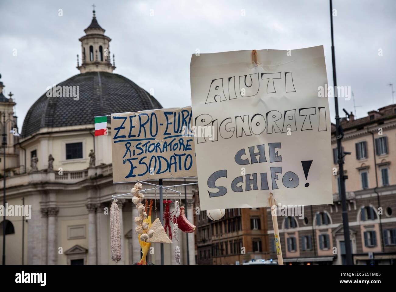 MIO Italia a organisé sa manifestation nationale sur la Piazza del Popolo pour mettre en lumière la situation dramatique de l'industrie hôtelière en Italie lors de la dite « deuxième vague » de la pandémie Covid-19/coronavirus, pour appeler le gouvernement à agir pour des investissements immédiats, des aides (Ristori) et des politiques visant à sauver leur industrie. Crédit : LSF photo/Alamy Live News Banque D'Images