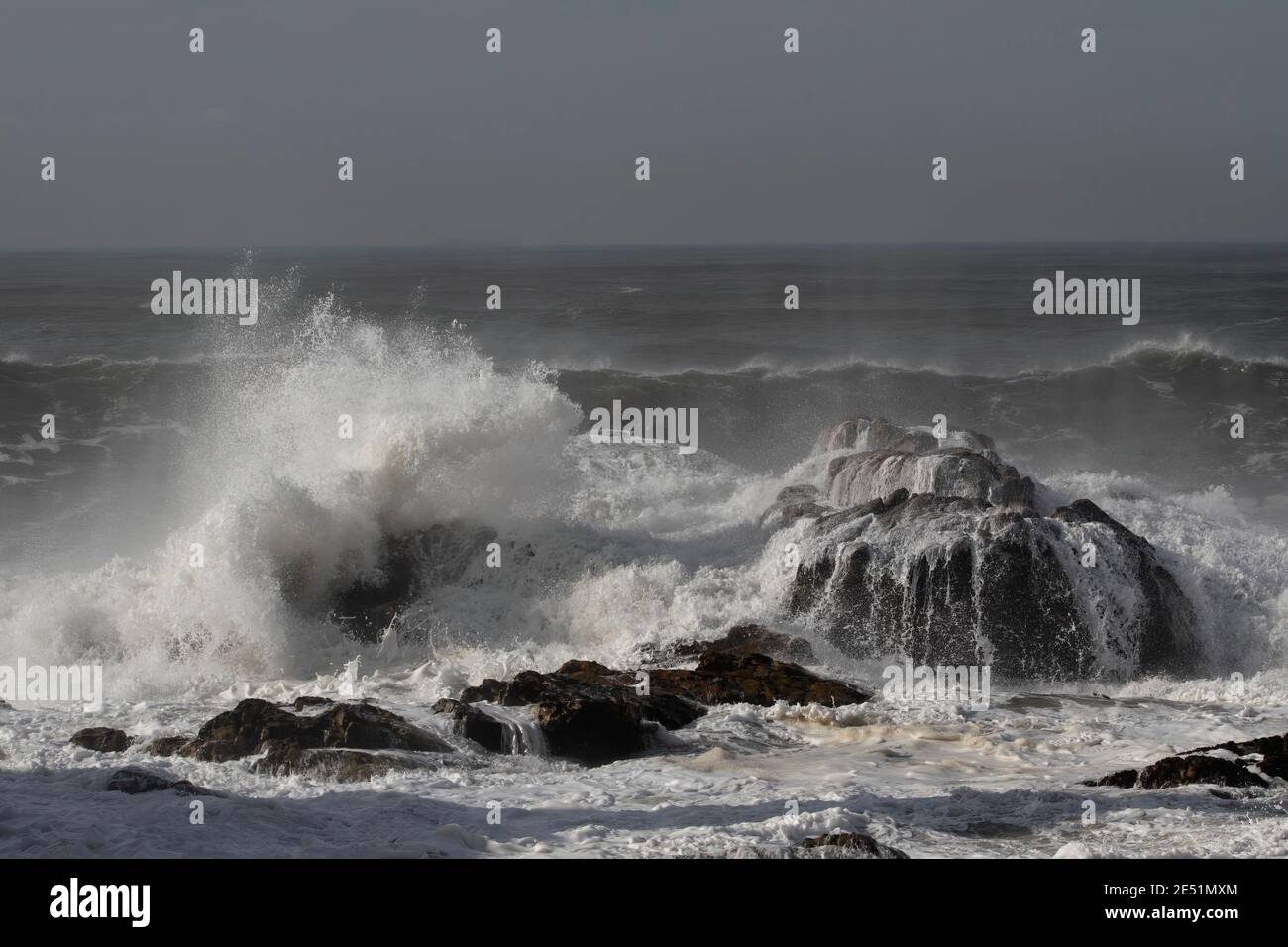 Tempête sur la côte rocheuse du nord du portugal. Banque D'Images