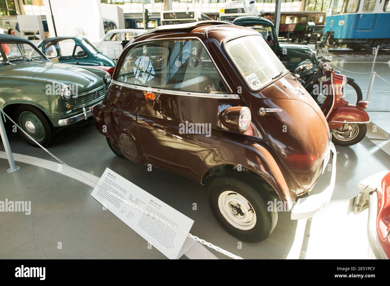 Une voiture à bulles BMW Isetta (Motocoupé) de 1957 exposée au Deutsches Museum Verkehrszentrum (centre de transport) à Munich, en Allemagne. Banque D'Images