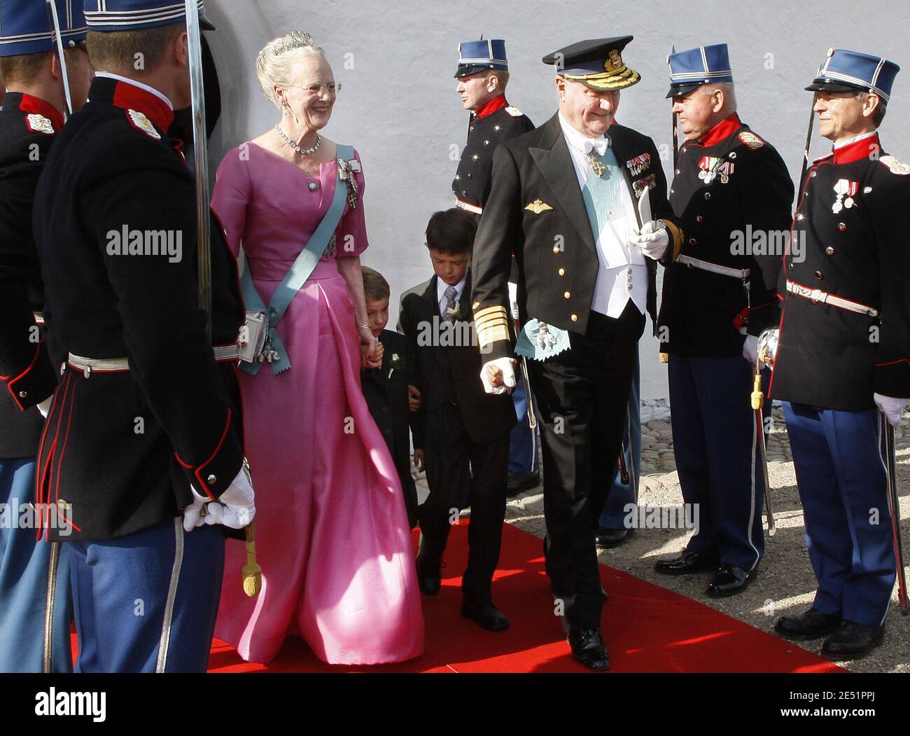 La reine Margrethe et le prince Henrik du Danemark assistent au mariage entre le prince Joachim du Danemark et Marie Cavallier à l'église de Mogeltonder, Jutland du Sud, Danemark, le 24 mai 2008. Il s'agit d'un nouveau mariage pour le prince Joachim (fils cadet de la reine Margrethe II et du prince Henri de Montpezat), 39 ans, qui a épousé Alexandra Manley le 18 novembre 1995 et a divorcé le 8 avril 2005. La princesse Marie Cavallier, 32 ans, est une citoyenne française et appartient à l'Église catholique romaine. Photo de Patrick Bernard/ABACAPRESS.COM Banque D'Images