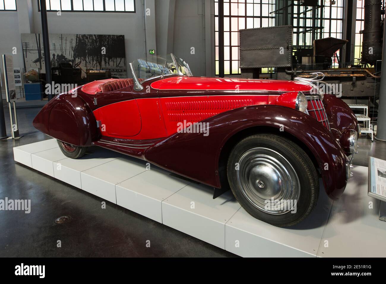 Une Alfa Romeo 6C 'Gran Sport' rouge vintage 1931 au Deutsches Museum Verkehrszentrum (centre de transport) à Munich, en Allemagne. Banque D'Images