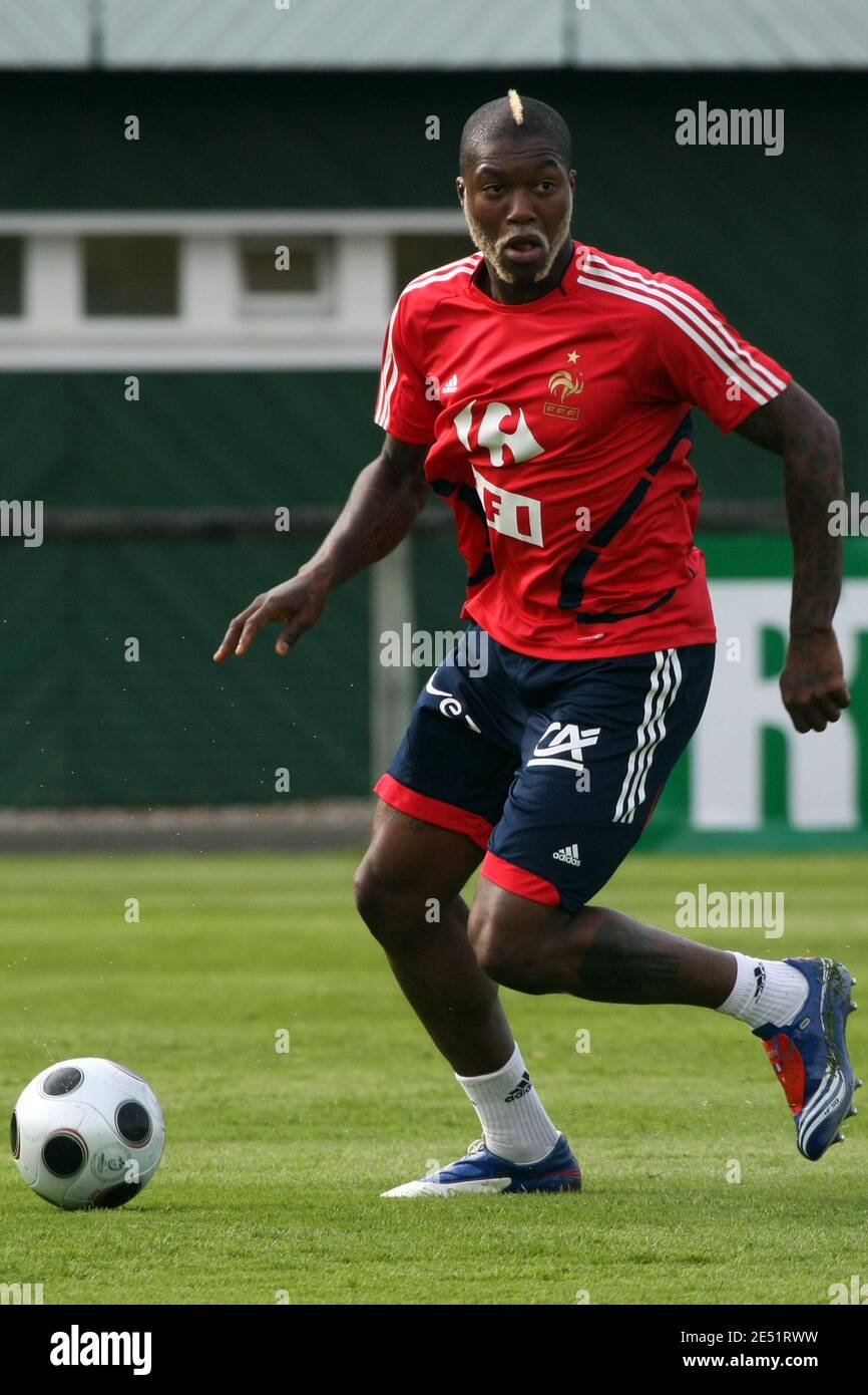 Djibril Cisse en France lors d'une session de formation à Clairefontaine, dans le sud de Paris, en France, le 23 mai 2008, en marge de la phase d'échauffement de l'équipe pour l'Euro 2008 à venir. La France a été tirée dans le groupe C avec les champions du monde, l'Italie, les pays-Bas et la Roumanie, pour la première partie du tournoi Europe 2008 qui a lieu à partir de juin 7-29 en Autriche et en Suisse. Photo de Mehdi Taamallah/Cameleon/ABACAPRESS.COM Banque D'Images