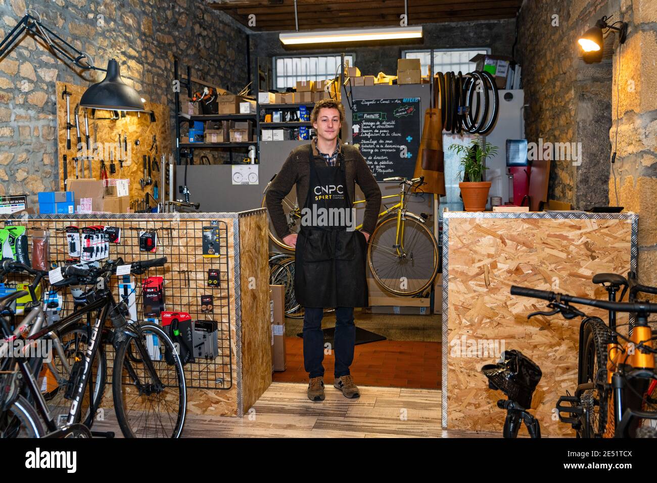 04 décembre 2020, Lyon, Rhône Alpes Auvergne, France : vendeur de vélos dans son magasin de Lyon Banque D'Images