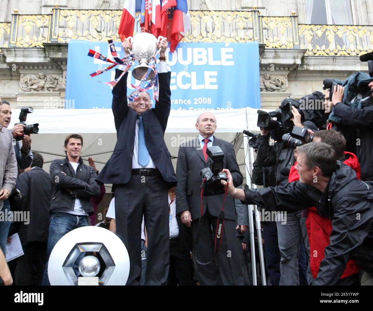 Jean Michel Aulas de Lyon détient le trophée aux supporters le 25 mai 2008 à Lyon, dans le sud-est de la France, à l'arrivée de l'équipe, un jour après sa victoire 1-0 à la finale de la coupe française contre Paris Saint-Germain, à Saint-Denis. Lyon a remporté une double coupe de première ligue mémorable lorsqu'ils ont battu Paris Saint Germain pour s'ajouter à leur septième championnat successif. . Photo de Vincent Dargent/Cameleon/ABACAPRESS.COM Banque D'Images