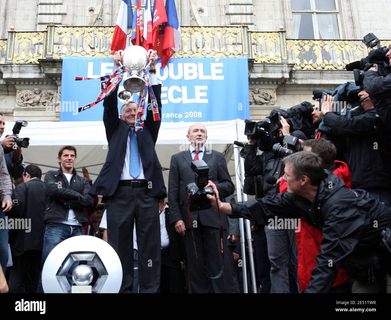 Jean Michel Aulas de Lyon détient le trophée aux supporters le 25 mai 2008 à Lyon, dans le sud-est de la France, à l'arrivée de l'équipe, un jour après sa victoire 1-0 à la finale de la coupe française contre Paris Saint-Germain, à Saint-Denis. Lyon a remporté une double coupe de première ligue mémorable lorsqu'ils ont battu Paris Saint Germain pour s'ajouter à leur septième championnat successif. . Photo de Vincent Dargent/Cameleon/ABACAPRESS.COM Banque D'Images