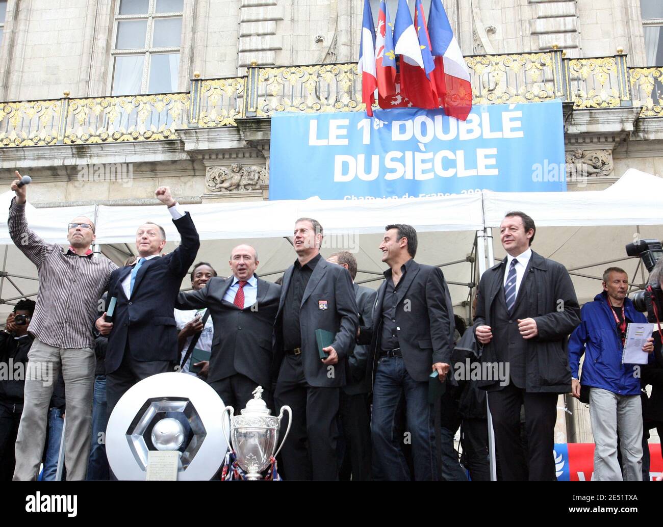 L'équipe de Lyon célèbre et présente le trophée aux supporters le 25 mai 2008 à Lyon, dans le sud-est de la France, à l'arrivée de l'équipe, un jour après sa victoire 1-0 dans la finale de la coupe française contre Paris Saint-Germain, à Saint-Denis. Lyon a remporté une double coupe de première ligue mémorable lorsqu'ils ont battu Paris Saint Germain pour s'ajouter à leur septième championnat successif. . Photo de Vincent Dargent/Cameleon/ABACAPRESS.COM Banque D'Images