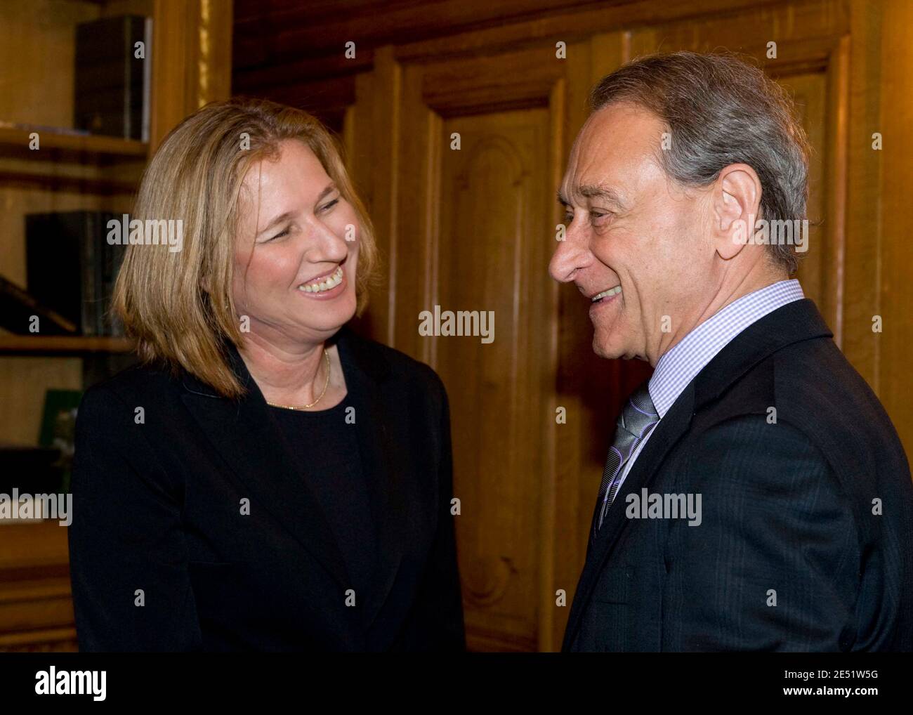 Le vice-premier ministre et ministre des Affaires étrangères d'Israël, Tzipi Livni, rencontre le maire de Paris, Bertrand Delanoe, à l'hôtel de ville de Paris, en France, le 26 mai 2008. Photo de Guillaume Bureau/Ambassade d'Israël/ABACAPRESS.COM Banque D'Images