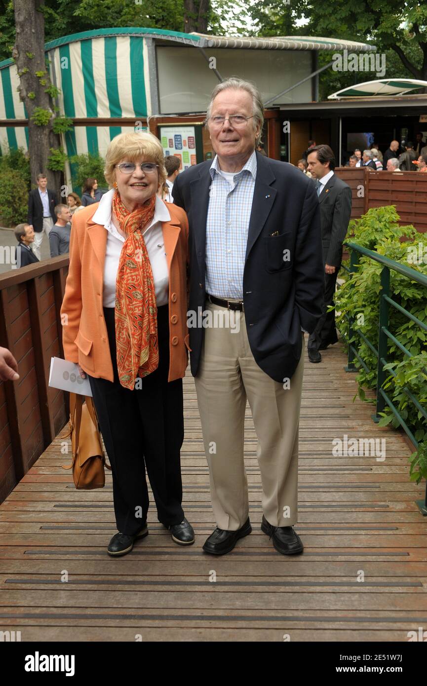 Jean Piat et son épouse Françoise Dorin arrivent pour le déjeuner au  'Village', la zone VIP de l'Open de France à l'arène Roland Garros à Paris,  France, le 26 mai 2008. Photo