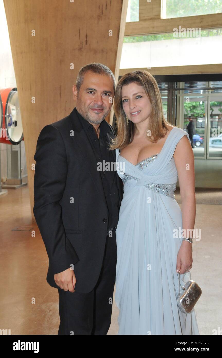 Le designer libanais Elie Saab et son épouse Claudine arrivent pour un dîner à la suite d'un seul récital au profit du « Conservatoire national de musique Edward Said de Bethléem », au siège de l'UNESCO à Paris, en France, le 2 juin 2008. Photo par Ammar Abd Rabbo/ABACAPRESS.COM Banque D'Images