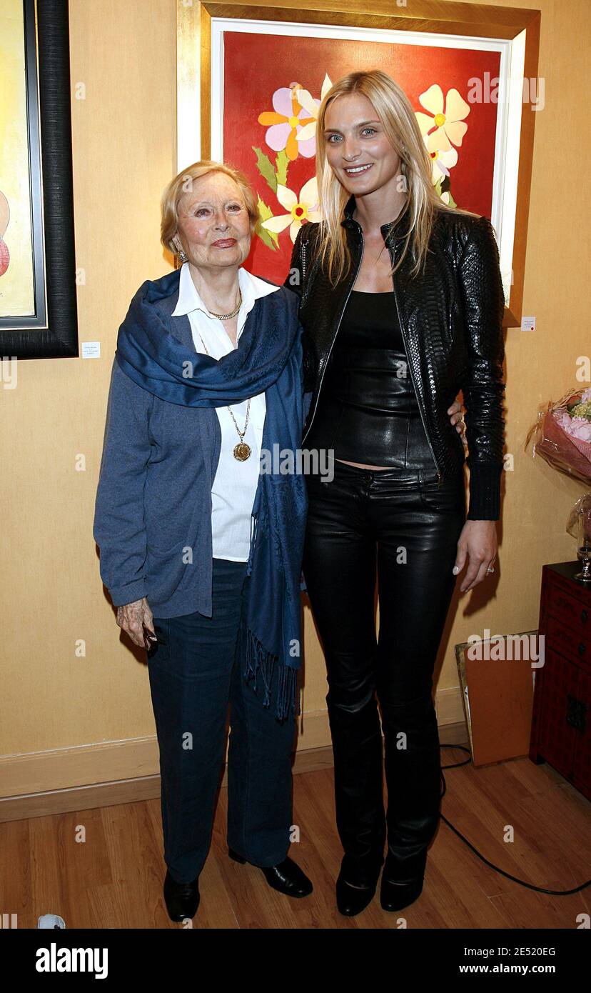 L'actrice française Michele Morgan pose avec sa petite-fille Sarah Marshall  au sein du Health Club privé « les Pyramides » pour une exposition  rétrospective de ses peintures qui se tient à la
