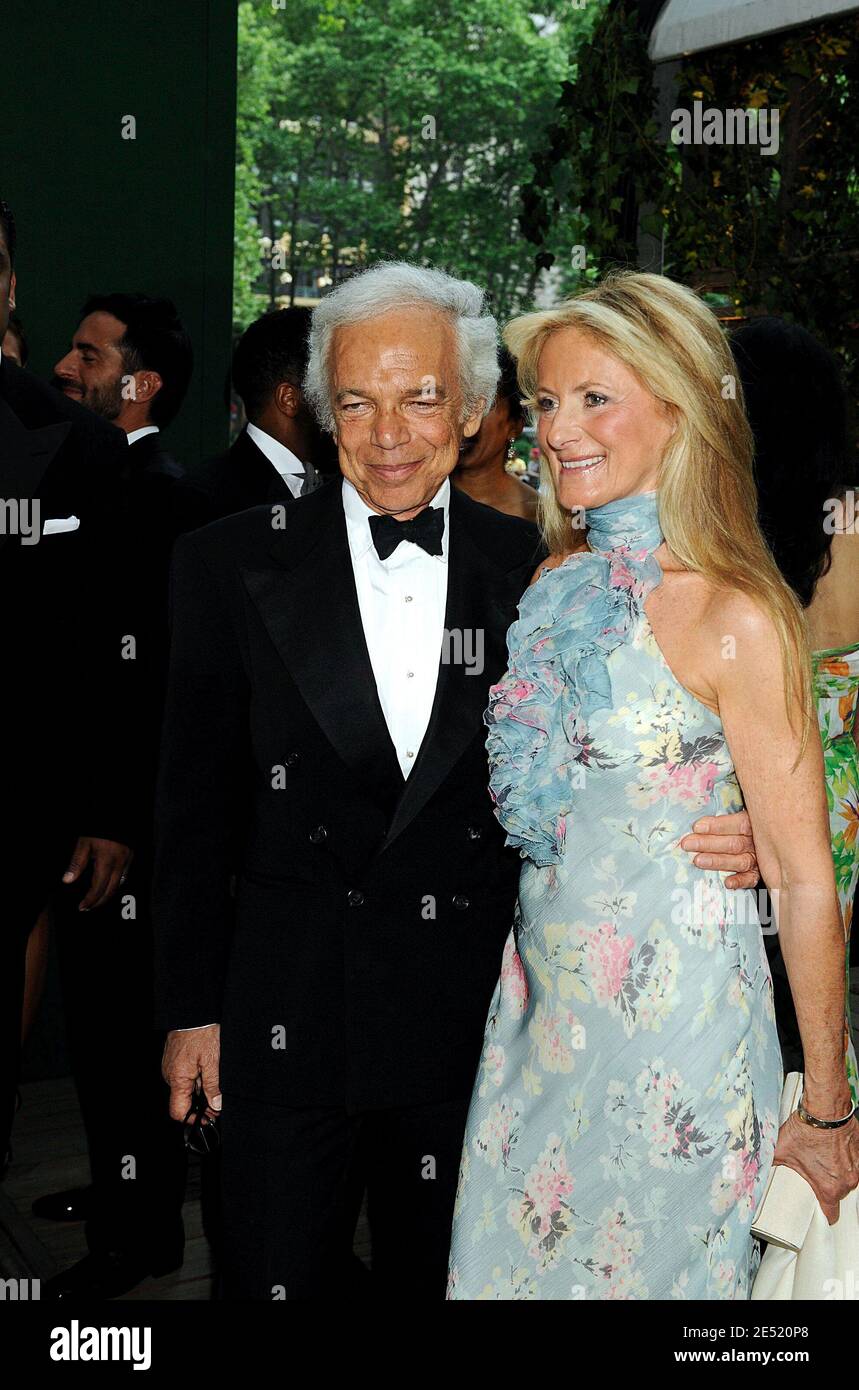 Le designer Ralph Lauren et la femme Ricki arrivent pour le dîner des Prix  de mode 2008 de la CFDA, parrainé par Swarovski, à la New York public  Library à New York