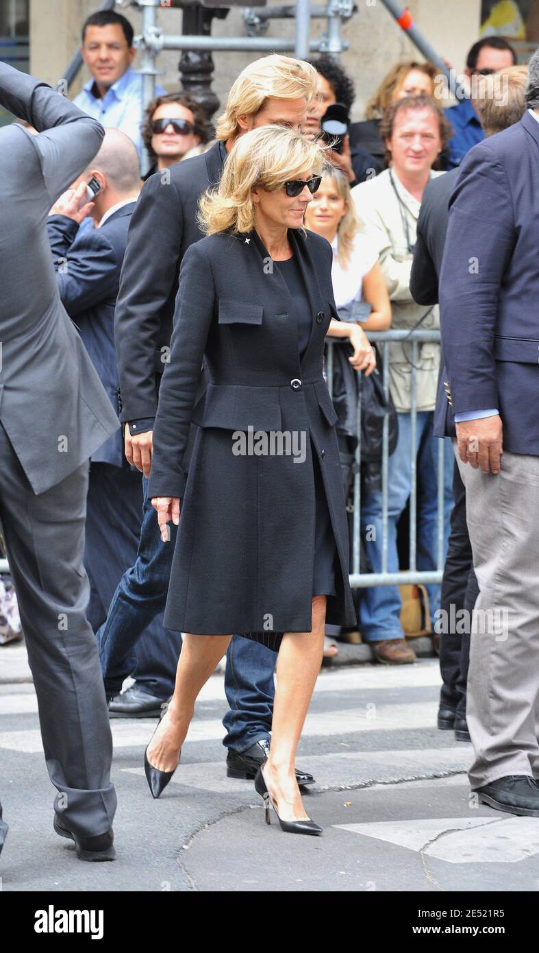 Claire Chazal et son petit ami Arnaud Lemaire arrivant à l'église Saint-Roch à Paris, France, le jeudi 5 juin 2008, pour les funérailles du designer français Yves Saint Laurent, décédé à l'âge de 71 ans, dimanche soir. Photo par ABACAPRESS.COM Banque D'Images