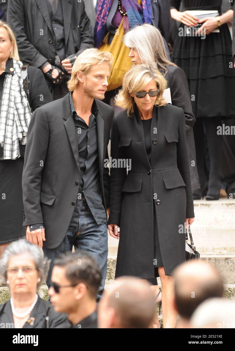Claire Chazal et son petit ami Arnaud Lemaire quittant l'église Saint-Roch à Paris, France, le jeudi 5 juin 2008, après les funérailles du designer français Yves Saint Laurent, décédé à l'âge de 71 ans, dimanche soir. Photo par ABACAPRESS.COM Banque D'Images