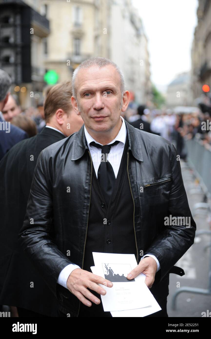 Jean-Paul Gaultier assiste aux funérailles du designer français Yves Saint  Laurent à l'église Saint-Roch à Paris, France, le jeudi 5 juin 2008. Saint  Laurent est mort à l'âge de 71 ans, dimanche