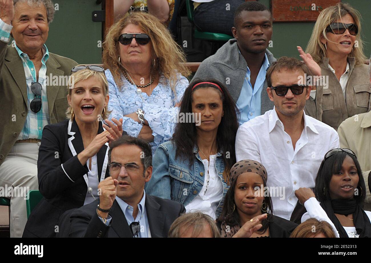 Pierre Perret et sa femme, Marcel Desailly et sa petite amie, Vincent Perez  et sa femme Karine Silla assistent à la demi-finale masculine de l'Open de  tennis français au stade Roland Garros
