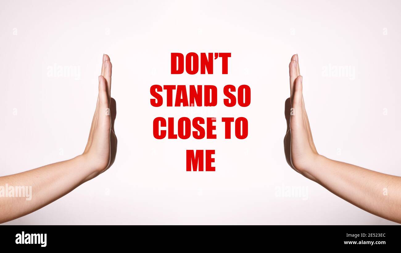 Ne vous tenez pas aussi près de moi. Distanciation et Contact-less Greetings. Affiche de santé avec inscription rouge. Le mouvement à deux mains limite la distance sociale. Pu Banque D'Images
