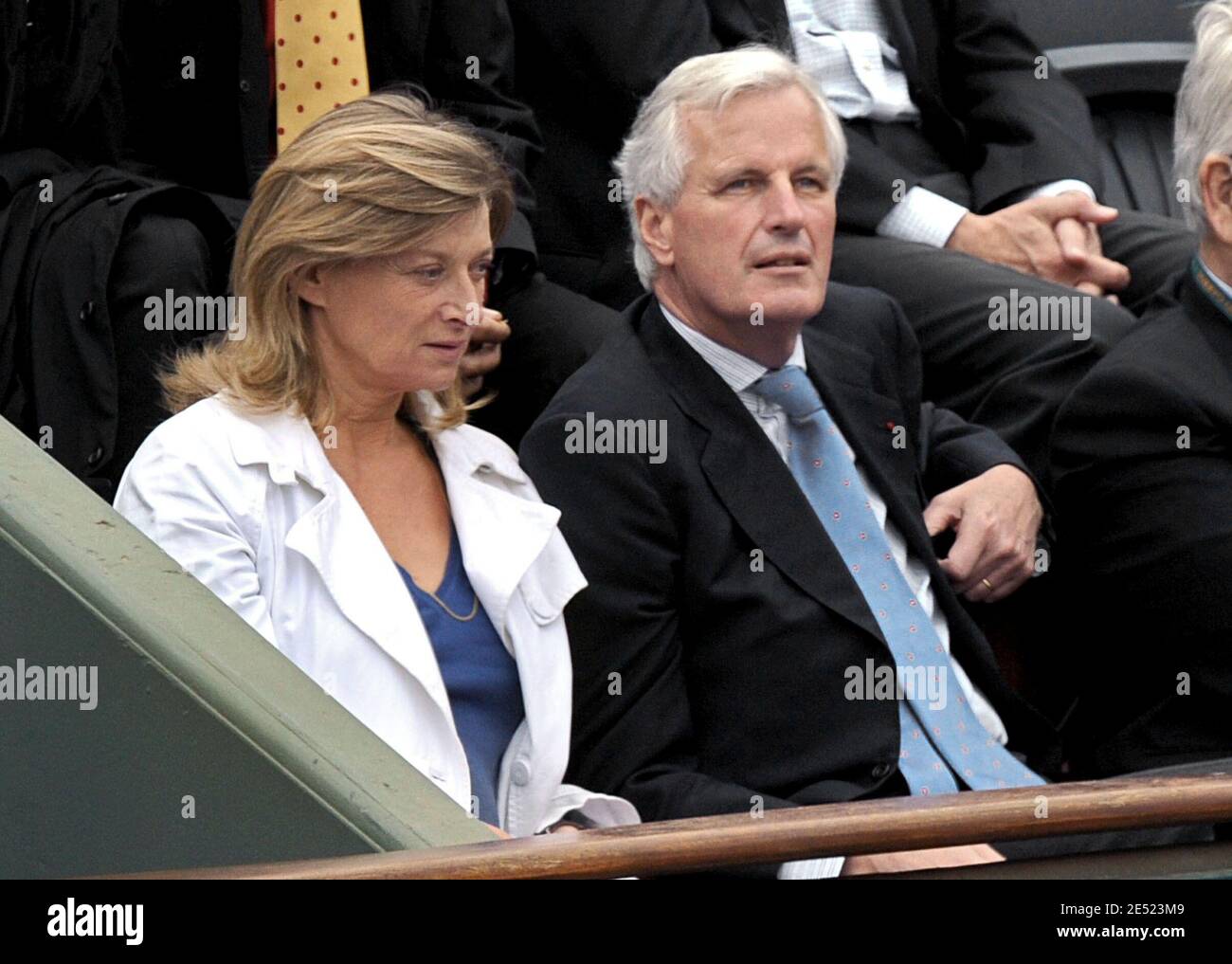 michel barnier et son epouse assistent a la finale de la femme a l open de tennis francais 2008 a l arene roland garros a paris en france le 7 juin 2008 photo de