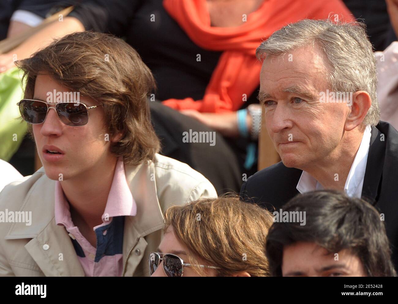 Bernard Arnault, PDG de LVMH, et son fils assistent au match final masculin de l'Open de France, joué au stade Roland Garros à Paris, en France, le 8 juin 2008. Nadal, en Espagne, a gagné contre le fédérateur suisse 6-1, 6-3, 6-0. Photo de Gorassini-Nebinger/ABACAPRESS.COM Banque D'Images