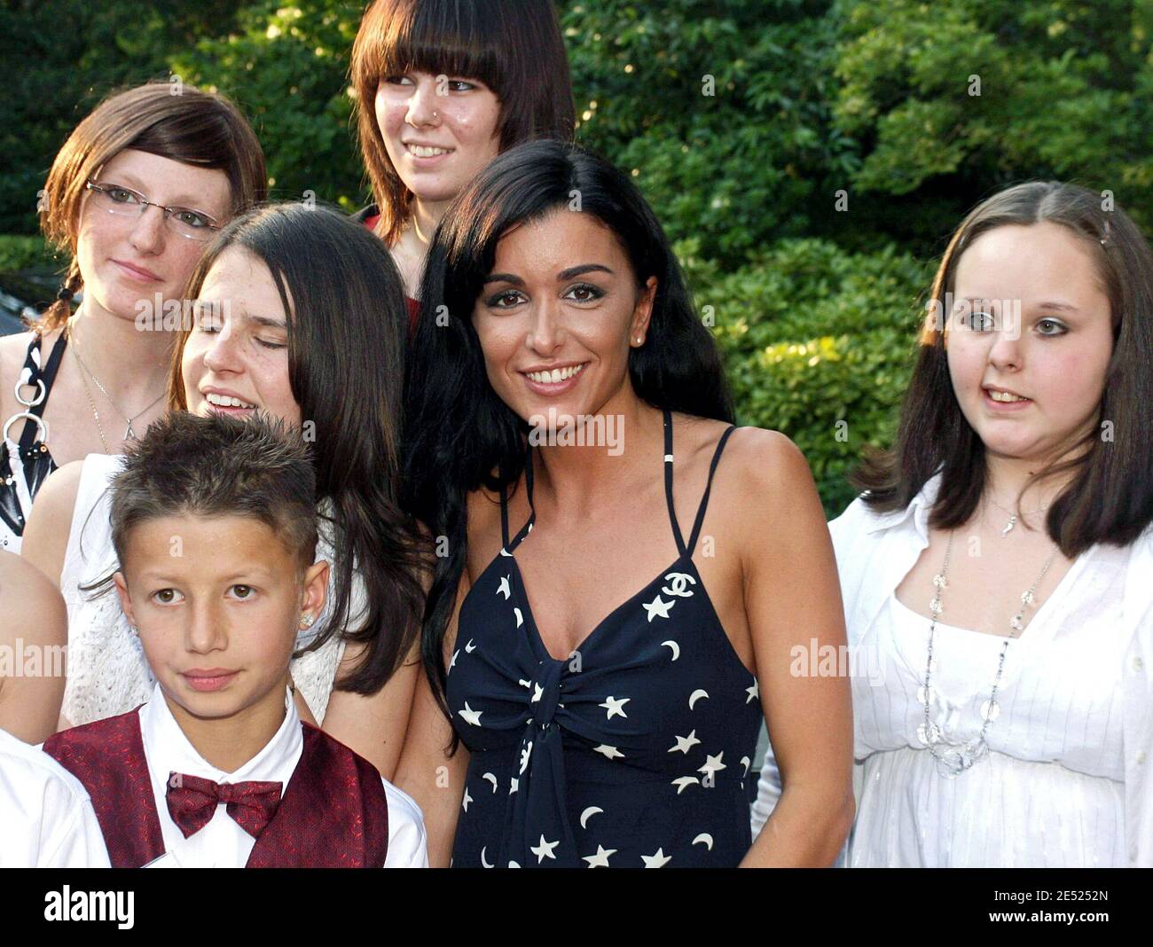 Jenifer pose avec les enfants au gala de charité 'Reess' qui a eu lieu au restaurant 'le Pre Catelan' à Paris le 9 juin 2008. Photo de Benoit Pinguet/ABACA. Banque D'Images